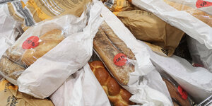 Brot in Tüten, zu 50 Prozent reduziert, rot markiert