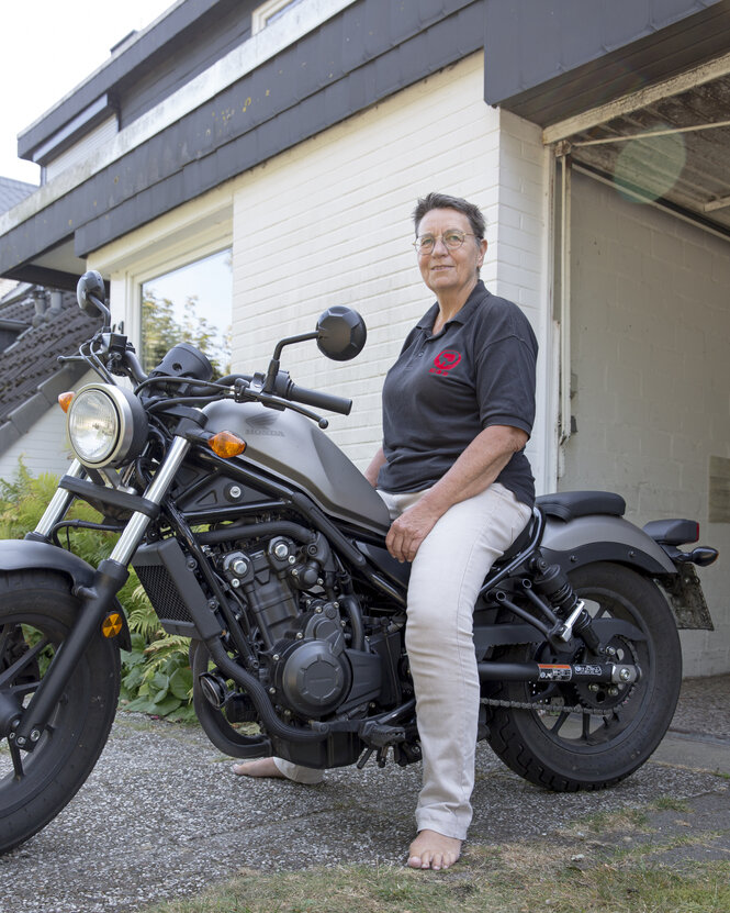 Eine Frau sitzt auf einem Motorrad und guckt in die Kamera: Elke von Oehsen fährt gerne große Maschinen und kann super gut Karate