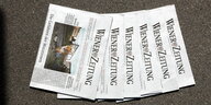 Wiener Zeitung aufgefächert am Boden