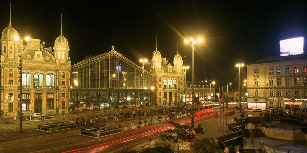 Der Westbahnhof in Budapest bei Nacht