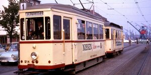 Eine Straßenbahn fährt 1964 durch Kiel.