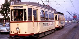 Eine Straßenbahn fährt 1964 durch Kiel.