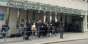 Menschenschlange vor Gebäude mit der Aufschrift "Organization of the Petroleum Exporting Countries