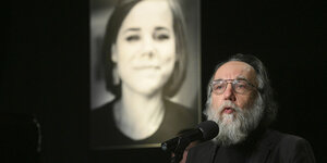 Alexanber Dugin, ein älterer Mann mit Bart, vor dem Bild seiner Tochter Daria