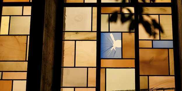 Hannover: Ein beschädigtes Bleiglasfenster ist von der Außenseite der Synagoge aus zu sehen.