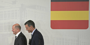 Kanzler Olaf Scholz und Spaniens Premier Pedro Sanchez laufen zusammen aus dem Bild