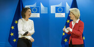 Annalena Baerbock und Ursula von der Leyen lachen vor europäischen Flaggen