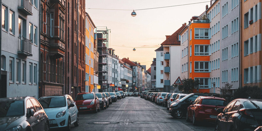 Geparkte Autos in einer Straße in Hannover.