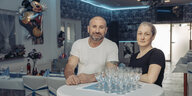 Radu und Maria Remus stehen an einem Tisch in ihrem Restaurant