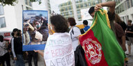 Portest vor dem Außenministerium in Berlin mit afghanischer Flagge und Plakaten