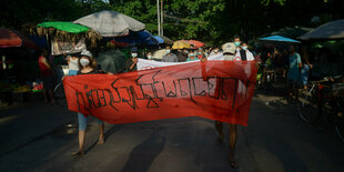 Demonstranten halten ein Banner