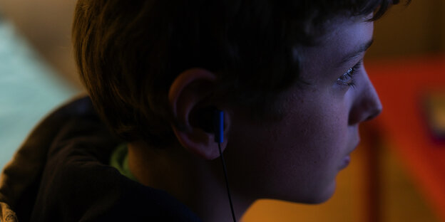Ein Junge mit Kopfhörern