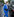 Eine Frau in einem blauen Hosenanzug auf der Straße