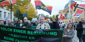 Eine Demo, die erste Reihe, ein Banner und Björn Höcke, Vorsitzender der AfD in Thüringen, in Gera am 26.9.22 bei einer AfD-Demo gehen die Energiepolitik der Bundesregierung