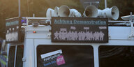 Ein Lautsprecherwagen mit vielen Megafonen auf dem Dach: Bei einer Demonstration der AfD Ende September in Erfurt aufgenommen