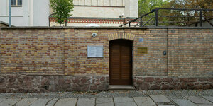 Blick auf die Tür der Synagoge in Halle