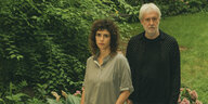 Bilden seit zwanzig jahren das Duo Duo Spill: Magda Mayas und Tony Buck in einem Garten