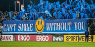 Fans vom SV Babelsberg 03 schwingen Fahnen hinter einem Banner mit dem Schriftzug "Cant smile without you" und lassen gelbe Ballons steigen - bei einem Spiel der Babelsberger gegen RB Leipzig aufgenommen