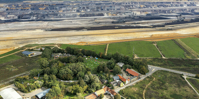 Der Braunkohletagebau hat sich bis nah an die ersten Häuser des von den Einwohnern verlassenen Ortes Lützerath im Rheinischen Revier herangearbeitet.