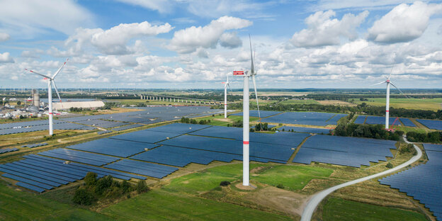 Solar- und Windenergieanlagen in der Landschaft