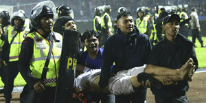 Der Tag der Tragödie: 131 Menschen sterben in einem Stadion in Ost-Java.