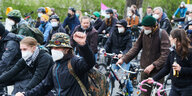 Viele Menchen mir Fahrrädern: Protestaktion der Initiative MyGruni im Villenviertel Berlin-Grunewald zum 1. Mai 2021
