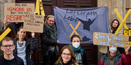 Portest mit Plakaten wie "Lützerath lebt " vor dem Wirtchafts- und Klimaschutzministerium