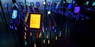 Das gelbe Logo der russischen Gruppe «Memorial» (M) und Fotos der Friedenspreisträger stehen in einem dunklen Raum der von kleinen farbigen Lichtern auf dem Boden beleuchtet wird