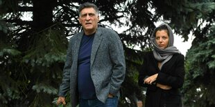 Margarita Simonyan in einen Schal gehüllt gemeinsam mit Tigran Keosayan auf einem Friedhof