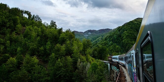 Ein Reisezug in imposanter Landschaft