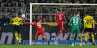 Szene vor dem Tor des FC BAyern: Anthony Modeste, Dortmund, köpft zum 2:2 ein.