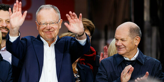 Stephan Weil (l), SPD-Spitzenkandidat für die Landtagswahl in Niedersachsen und Ministerpräsident von Niedersachsen, und Bundeskanzler Olaf Scholz (r, SPD)