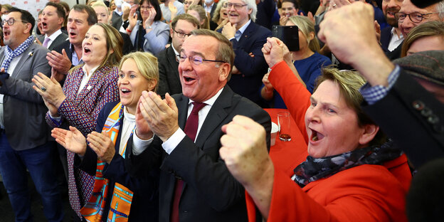 Jubelnde SPD-Politiker Jubelnde SPD-Politiker