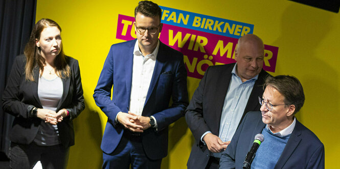 tefan Birkner (r), Spitzenkandidat der FDP, spricht auf der Wahlparty der FDP zur Landtagswahl in Niedersachsen und steht dabei neben Katharina Wieking (FDP, l), Christian Grascha (FDP, 2.v.l.) und Jörg Bode (FDP, 3.v.l.)