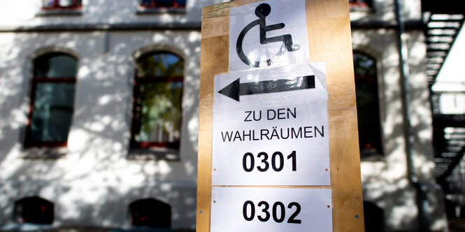 Schild mit Wahllokal-Nummern