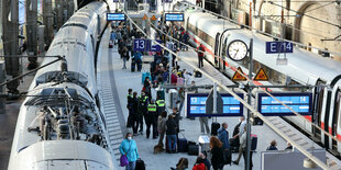 Zwei ICE stehen im Bahnhof, dazwischen tummeln sich Menschen