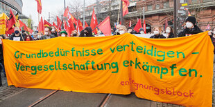 „Grundbedürfnisse verteidigen - Vergesellschaftung erkämpfen“ steht auf einem Transparent, das Demonstranten auf dem Hackeschen Markt halten. Über 20 Initiativen und Gruppen hatten gemeinsam zu einer klassenkämpferischen Demonstration unter dem Motto «Nicht auf unserem Rücken – Gewerkschaften und Lohnabhängige in die Offensive!» aufgerufen.