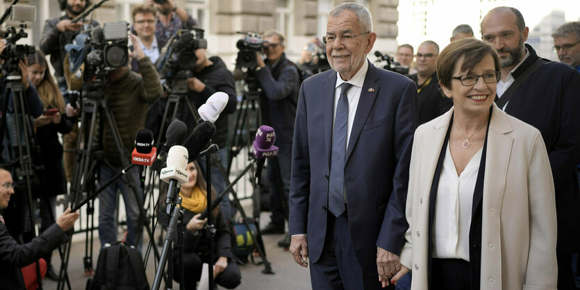 Alexander Van der Bellen mit seiner Frau Doris Schmidauer vor der versammelten Presse