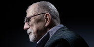 Seitliche Profilaufnahme des verstorbenen Bruno Latours mit Bart und Brille