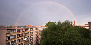 Wohnblock, Bäume, Regenbogen