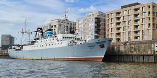 Die MS Stubnitz liegt am Kai vor Neubauten