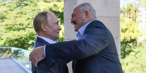 Lukaschenko umarmt Putin