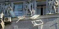 Scheiben stürzen aus einem Fenster in Kiew