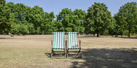 Zwei leere Deckchairs in einem Park