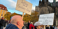 "Schluss mit der Gasliefer-Lüge" steht auf dem Schild, das ein Mann bei einer Demonstration trägt