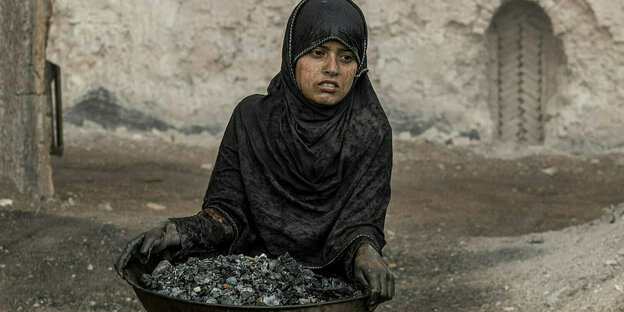 Ein Mädchen arbeitet in einer Backstein-Fabrik in Afghanistan