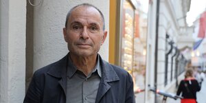 Der Autor Norbert Gstrein steht in einer Fussgängerzone in Wien