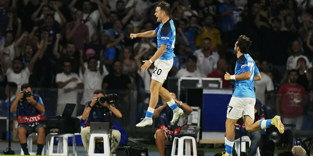 Spieler vom SSC Neapel springt nach einem Treffer jubelnd hoch in die Luft
