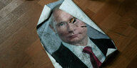 Ein beschädigtes Bild des russischen Präsidenten Putin