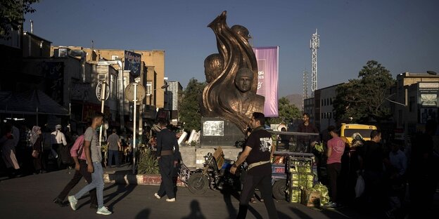 Street scene in the Iranian city of Sanandaj